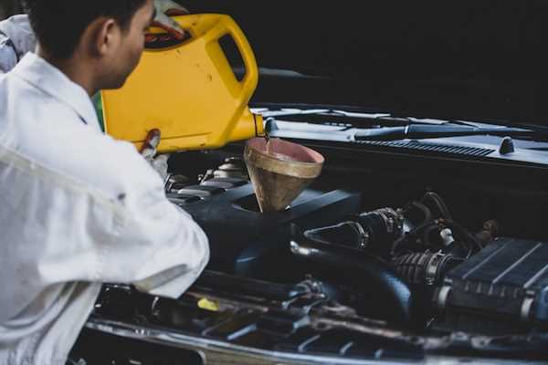 Steps to Properly Change Engine Oil in Performance Vehicles